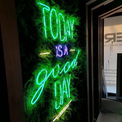 today is a good day neon tabela çim zemin