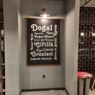 kara tahta reklam özel tasarım ahşap kenar 